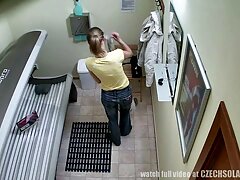 Nemrég, egy gyönyörű, fiatal férfi, úgy tűnik, egyre több jelenetek szexuális kapcsolata szomszéd, villog egy álom nyáron, amikor unatkozom a táj, az álmok, ő úgy döntött, hogy felkéri a lányt egy kibaszott forró vele. ez nem sok időt vesz igénybe, hogy meggyőzze a szukát, mert szeret pihenni az ágyban azokkal, akiknek tapasztalata van, ezért a gyermek a férfi lakásába, meztelenül előtte, majd feküdjön le az ágyra. A kutya belefutott a csatába, elkezdett merülni a hüvelybe, gyönyörű lány, aztán ő maga, leve